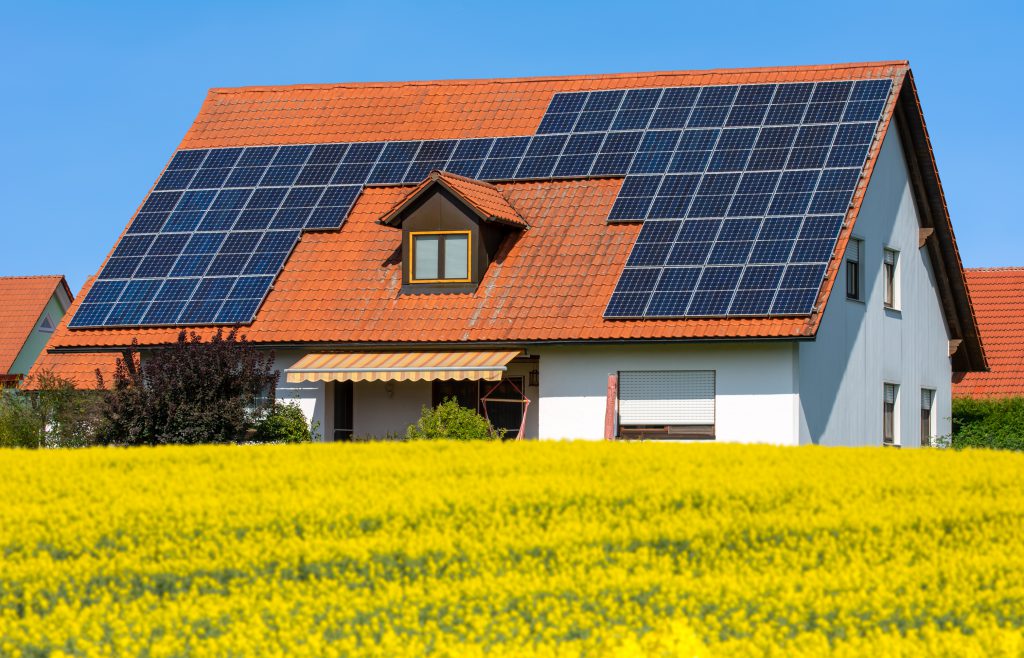 EIne Photovoltaik/Fotovoltanlage kann eine gute Ergänzung für ein modernes Haus sein