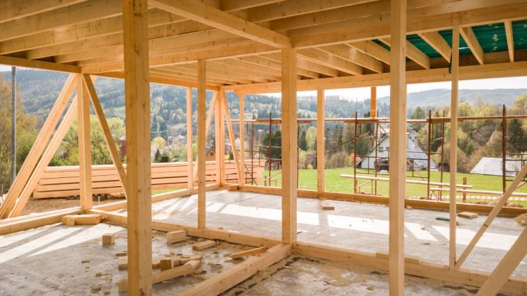 Holzriegelbau: Normen und Vorschriften beim Bau beachten