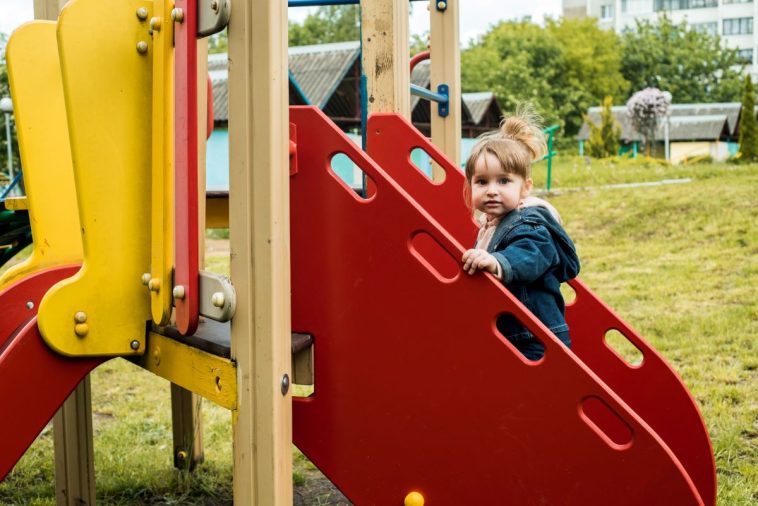 Bild: Ideen für den eigenen Kinderspielplatz mit passenden Spielgeräten umsetzen