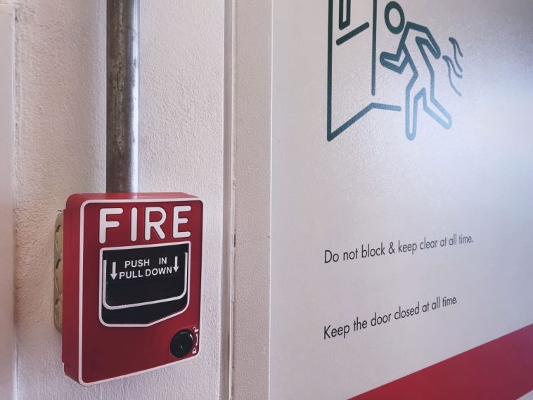 Bild: Hinweise zur Sicherheit bei Feuer beachten!